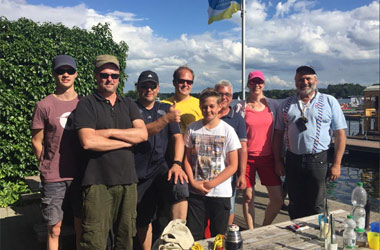 Vereinsmitglieder stehen an einem Tisch